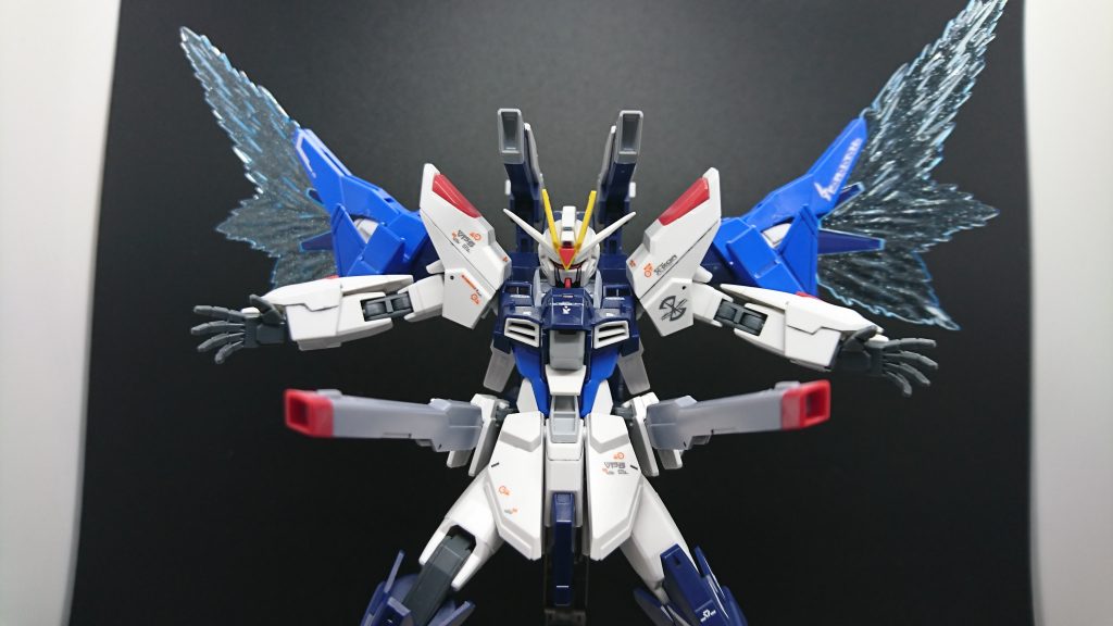 バックパックから前方に展開するオルカプラズマ砲はバラエーナプラズマ収束砲の改良型。
砲身が短くなり原典の半分ほどなったことで、取り回しが良くなった。機体を制止させることなく使用できるため非常に小回りの利く武装となった。
両腰にマウントされたのはクスィフィアスレール砲を強化したもの。こちらも小型化により、取り回しが良くなった。
総じて武装が小型化され、使いやすさが向上した。また、マルチロックオンシステムをフリーダムから受け継いでいる。