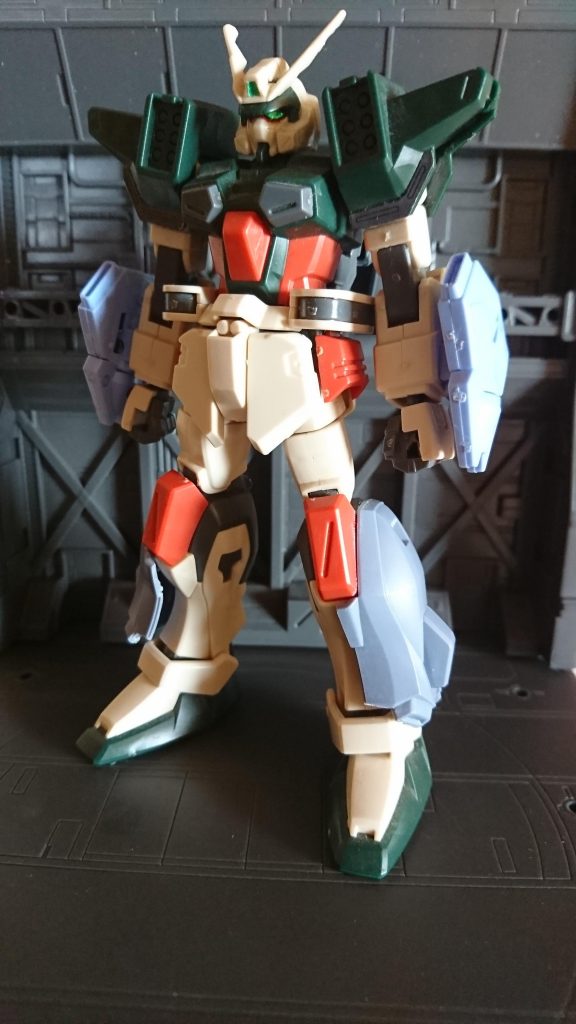 前面
頭部のガード、ミサイルハッチ、肩の装甲の一部を取り外し、ソードストライクのシールドを両腕に取り付けました(*´-`)
脚部にはアサルトシュラウドの一部装甲パーツを取りつけています(^^;