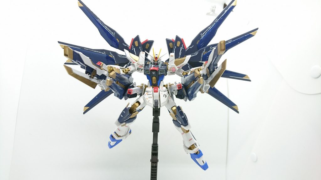 ハイマットフルバースト
フリーダム系統の代名詞。
両腕のフェンリル、腹部のカリドゥス、両脇のハイパードラグーン、両腰のクスィフィアスの9門からの一斉砲撃。
ドラグーンフルバースト時は加えて10基のハイパードラグーンから砲撃を行う。
機体前方に砲撃を展開する。また、ハイパードラグーンによる立体的な砲撃を行うことでその制圧力は圧倒的である。