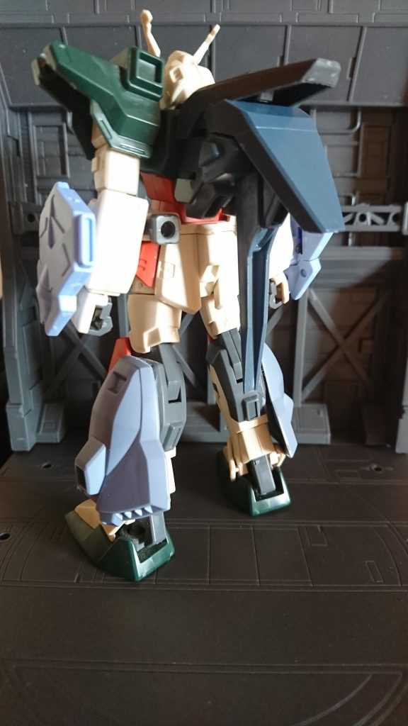 背面
スラスターはバスターの物を基部とし、アサルトシュラウドのスラスターでモリモリ(*´∀`)♪
ランチャーのサブアーム機構は差別化を図るためオミットしました(*´-`)