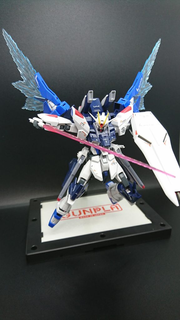 両腰に装備された近接武装はアンビデクストラス・ハルバードモードを追加したヴァジュラビームサーベル
左手には大型の実体盾を装備しており、堅牢な防御力を持つ。また、盾には誘導弾とスーパーフォルティスビーム砲を一門内蔵する。
両腕にソリドゥス・フルゴールビームシールド発生装置を装備しているが、実体盾が優秀であるためあまり出番はない。