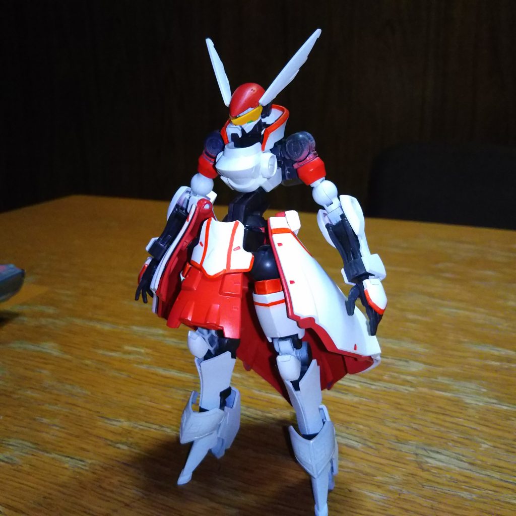 おまけの制作途中画像 Aプラン
初めはSAOの閃光さんをイメージした配色でした。この状態から失敗しても消せるエナメル塗料で赤や黄色の細い線や十字架などをさらに書き足していったのですがなんだか気に入らず…
ジブリ以外のアニメなど全く見ない嫁さんが『なに作ってるの?ソードアート?』
と気づいてくれた時はこのまま完成させようとも思いましたが…