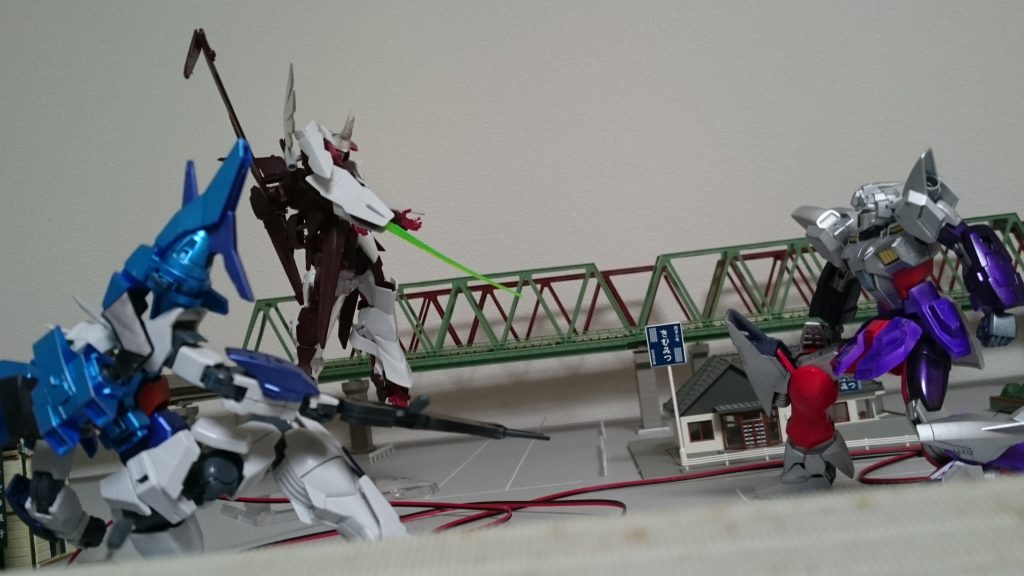 またサフ前ではありますがリッくんや自分のオリジナルガンダムと絡ませてみました。
塗装後にやれよってね😅