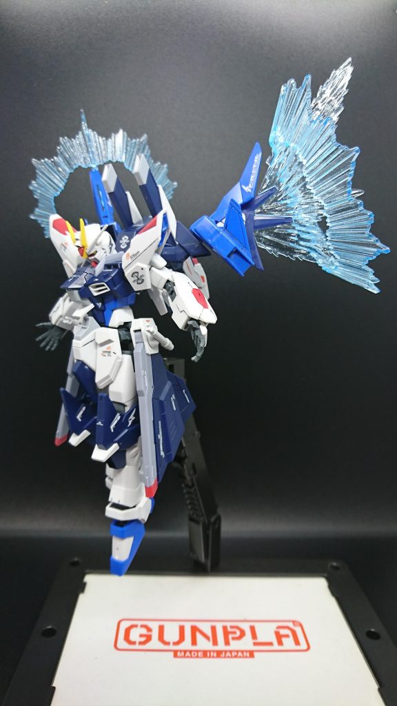 光の翼を最大展開すると、翼の周りに光の円が発生する。