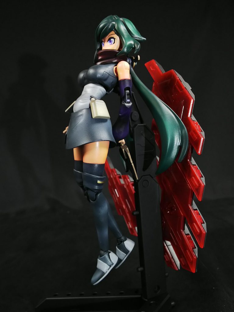 クナイを左手に隠し持つ。唯一の近接武器ですが手の内を見せない演出が妖艶な感じを出してます。