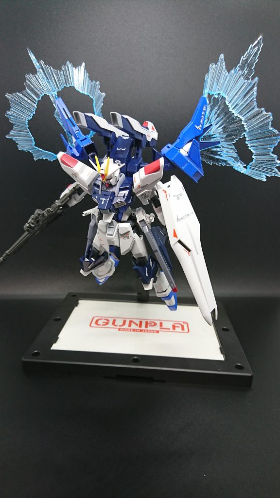 背部のウイングユニットはデスティニーの光の翼の試験運用型で、フリーダムの能動性空力弾性翼を発展させたものであり、大気圏内・宇宙空間を問わず絶大な機動性をもたらす。
この翼の内部には、惑星間航行システムであるヴォワチュール・リュミエールを転用した高推力スラスターが搭載されている。デスティニーの光の翼と異なり、ミラージュコロイドシステムは採用されていないが、その機動性は劣らない。
また、超加速中において、小型化されたプラズマ砲とレール砲は使用することができるため、突破力は抜群。