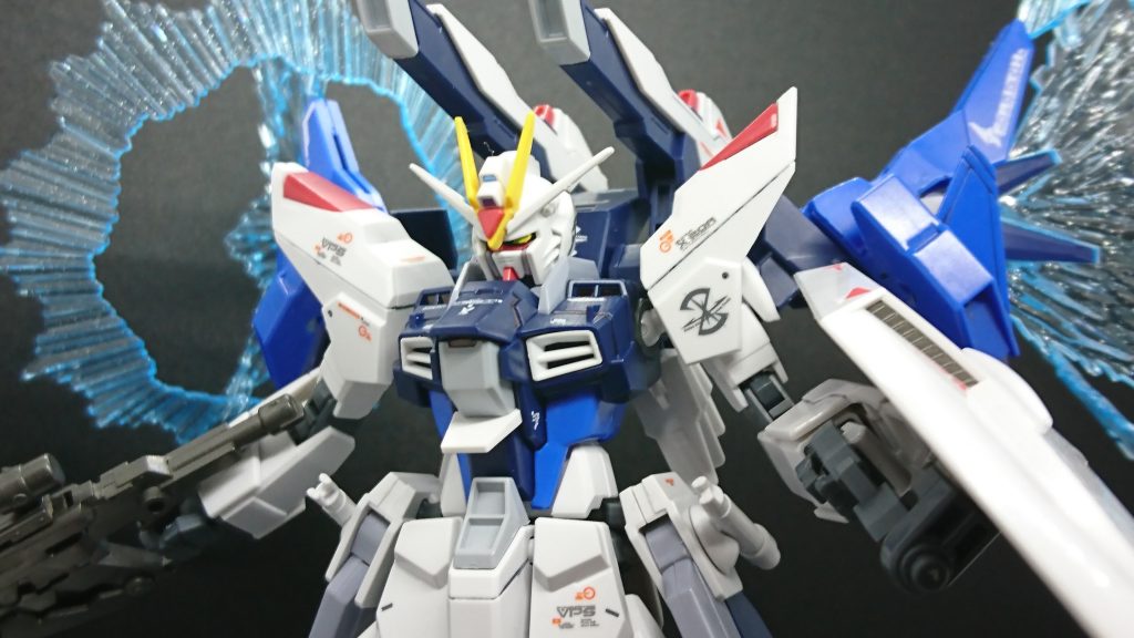 左肩のZAFTのシンボルマーク
フリーダム、ジャスティスもこのマークがついていた可能性はありますね。