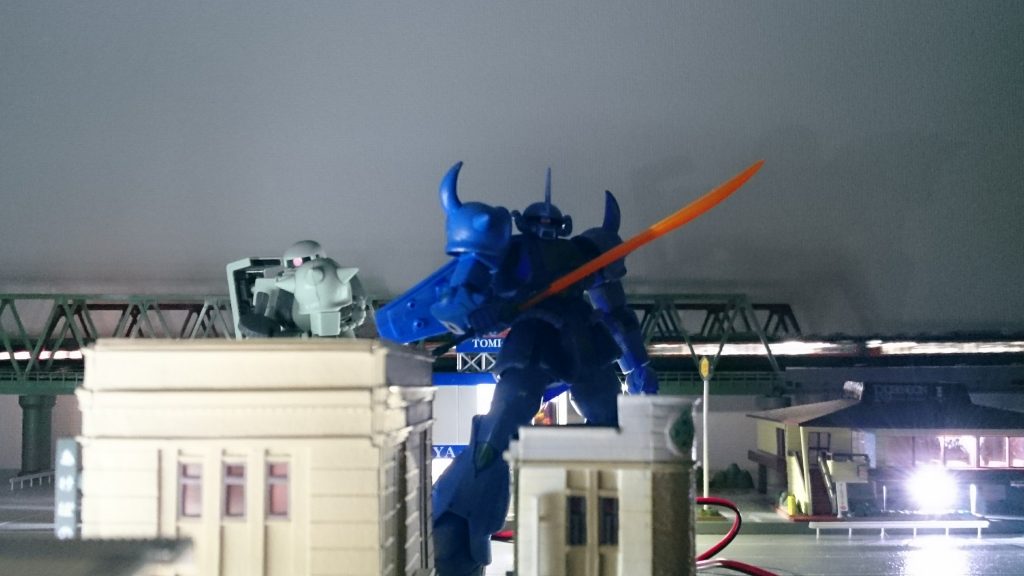 また、当キットではありませんが周りのビル等は鉄道模型用のものを使っています。メイン画像はこのジオラマと絡ませたものです！