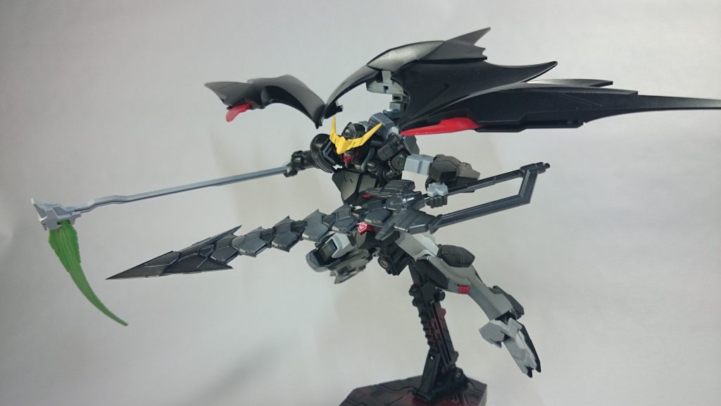 バルバトスのバックパックは可動するので移動形態では羽根を動かせます。