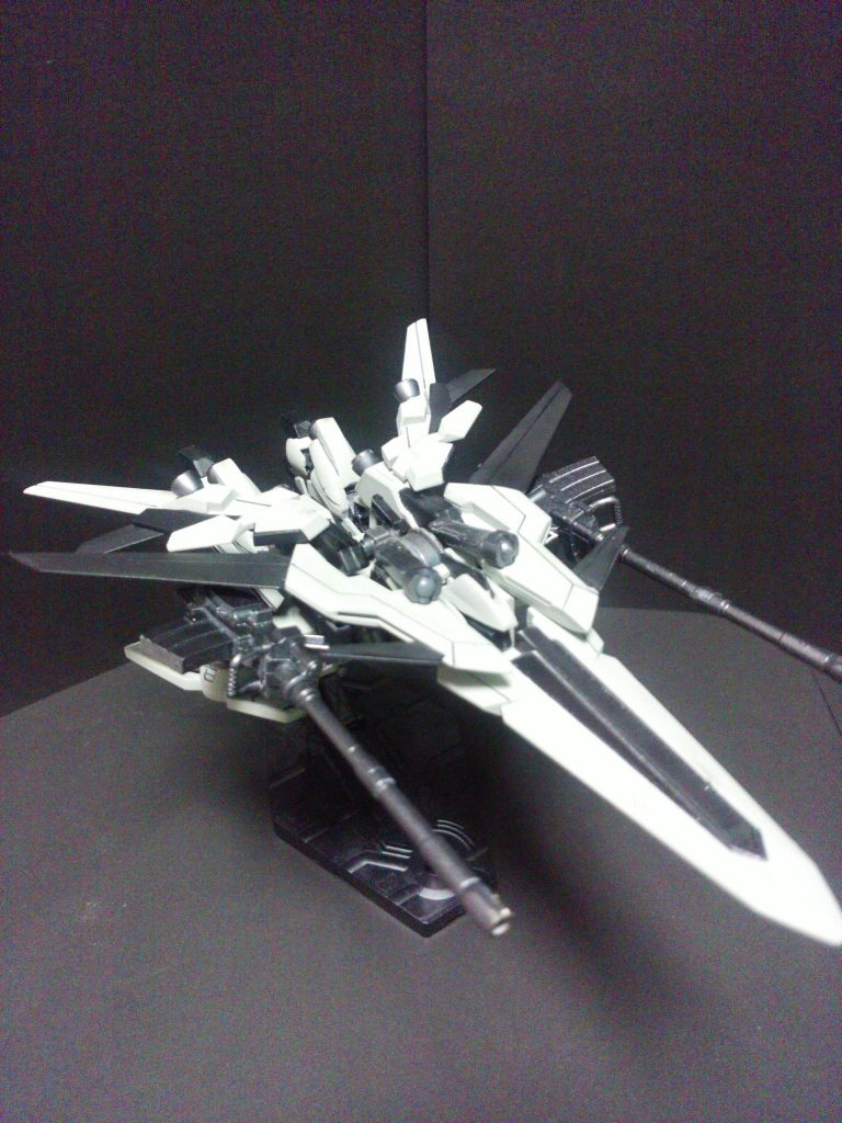 飛行形態です。ライフルとシールドを組み、頭部を上げて、胸に突き刺す形になってます。