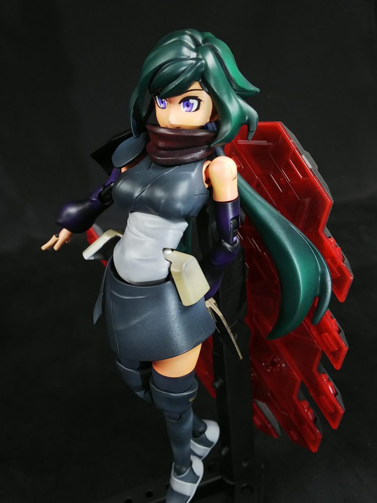 俯瞰で撮ると姉さんのスタイルの良さが強調されていますね。そして左手に隠しているのは？