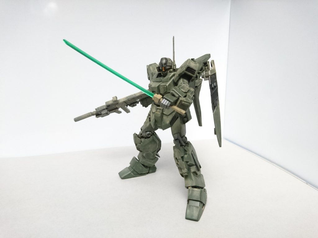 近接武器に専用の高出力ビームソードを装備しており、このビームソードは出力が高いため通常のビームサーベルであればそごと斬ることができるがエネルギーをとても使うためこの機体以外は使用は難しい。