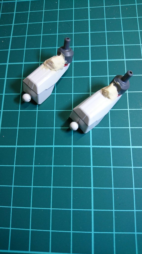 ダブルバレットから引っこ抜いた基部を瞬間接着剤で固定。が、瞬間では簡単にとれることが判明(知識不足)
検索してタミヤセメントで接着。ついでにパテで固定(したつもり)。これにより耐久性が上がったが、見た目がそのままなのは良くないので白色で塗装をした。