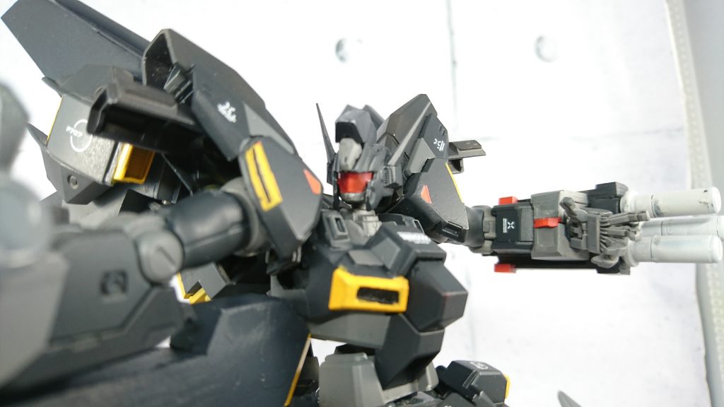 ヘルメットにクリアのプラ板を仕込んでバイザー風に。実はツインアイもあるんですか見にくい…