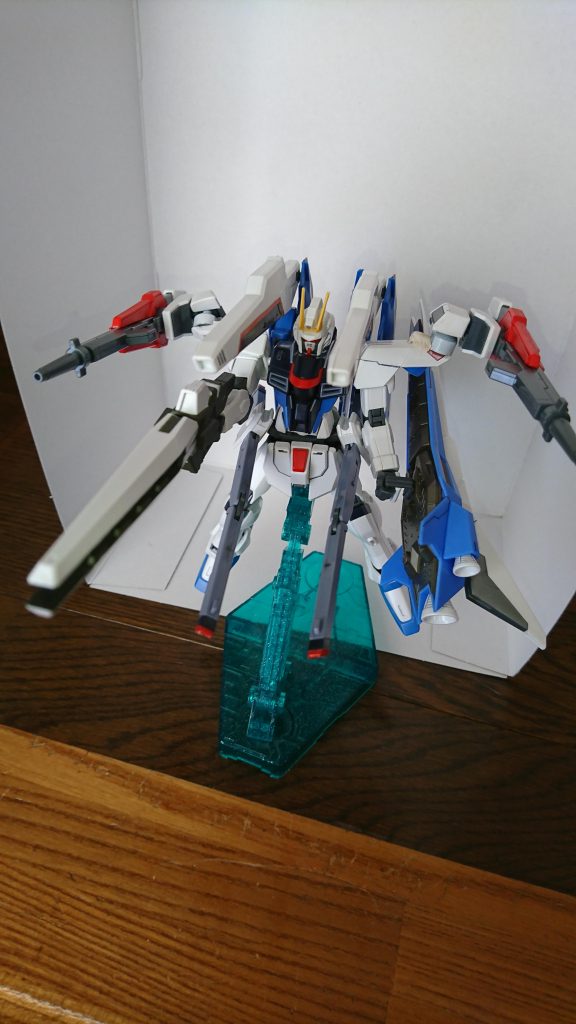 フルバーストモード
全砲門を一斉に発射。強力なビーム×5、レールガン×2で多数の敵を一度に撃破可能。
右手のロングビームライフルでスナイピングも可能。