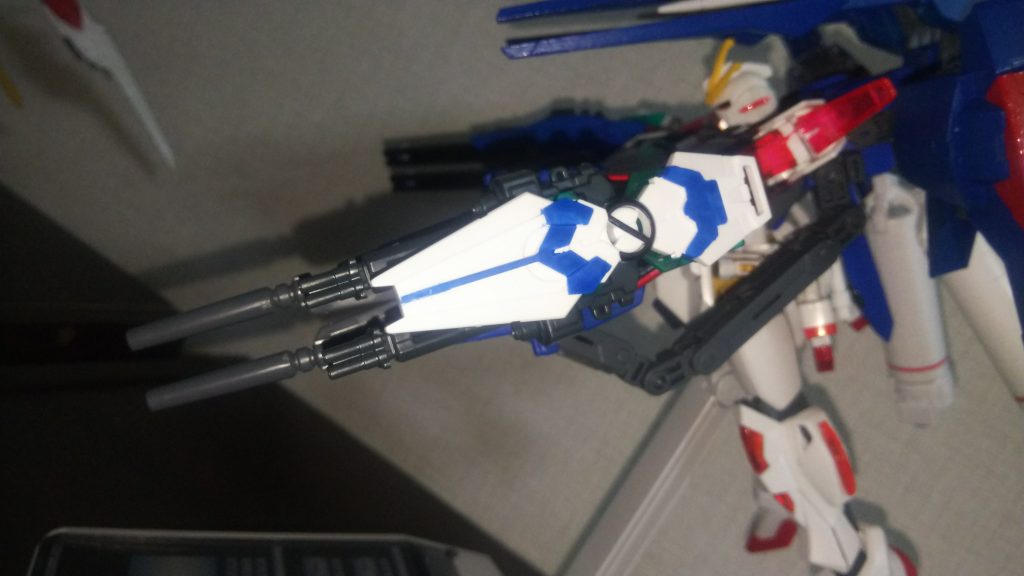 バックパックから伸びてるアームは高速飛行を行いながら撃つ際に、照準を補正する為の物です