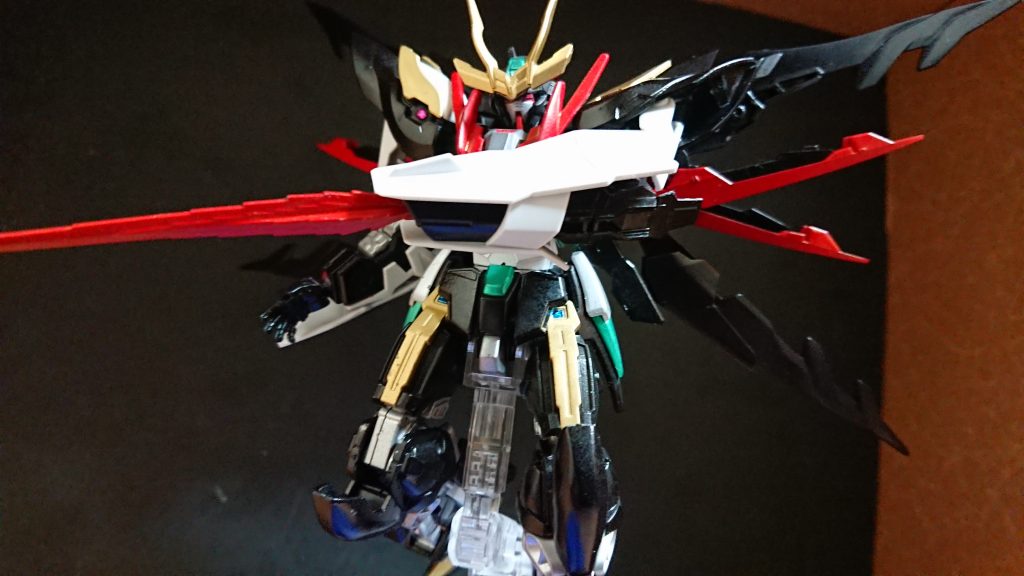 複合兵装「ジェハード」
左腕に固定されている複合兵装。遠近両方に対応出来る兵装となっている。