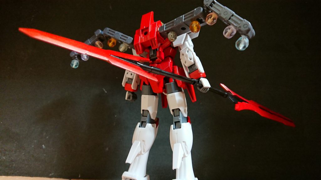 背中はこんな感じです。羽の部分はビーズを真鍮棒で固定しました。