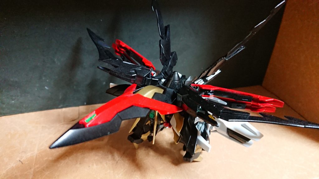 追記、変形も可能。機動性が格段に向上する。「黒鳥形態」と呼称されている。ちなみにMS形態時は「黒神形態」と呼称。