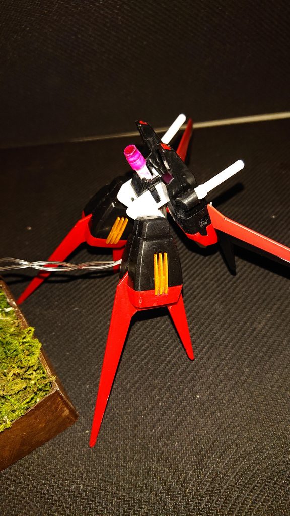 電飾は100均のいくつか電飾がついてるものを使用  一つだけピンクに塗装あとは白いLED