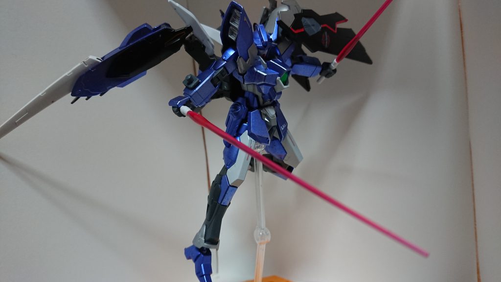 補助武器でビームサーベルも装備。