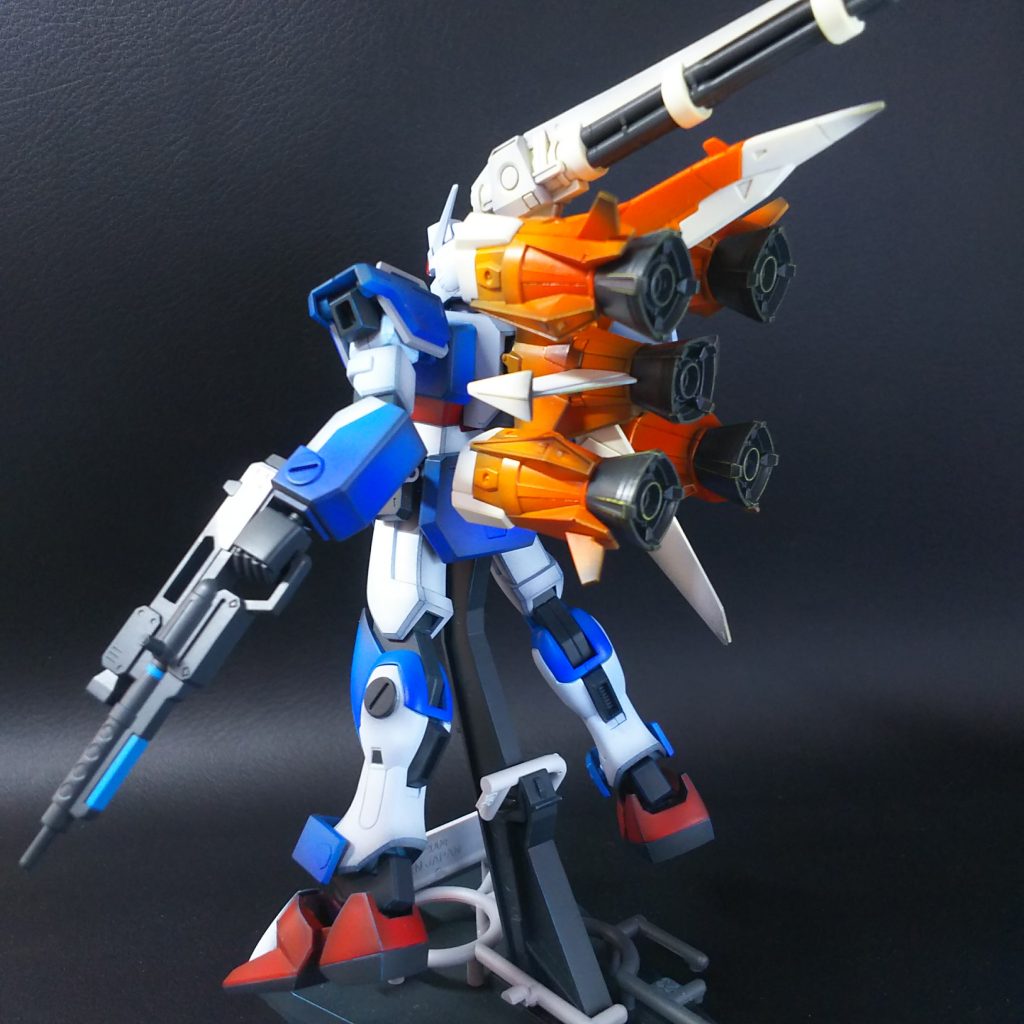 ガンバレルストライカー

本体の鮮やかな青とオレンジの対比をしっかりと出したかったので、なるべく発色が良くなるよう、ストライカーは黄色ベースから塗装を始め、黒シャドウ、オレンジ、レッドオレンジの四色で塗装しました。