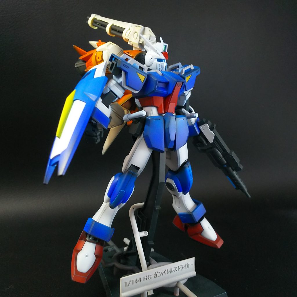 HGガンバレルダガーです。
今回もグラデーション塗装と、エッジ加工に力を入れております。

本体は合わせ目を消せる部分は加工し、面倒な部分は段落ち加工等をしてごまかしております。

その分、塗装行程に時間をかけました！
青いパーツは、青サフ、黒シャドウ、薄めのブルー、コバルトの順に塗装しております。
その後、エッジ部分を4000番で削り出し、下地の色を出すようにしています。