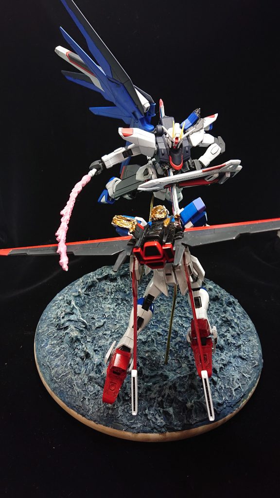 原作ではフリーダムは、インパルスの頭部を突きで破壊してますが、ビームサーベルの横一線で破壊しました。
シルバーとクリアオレンジで溶けている感じを再現しました。