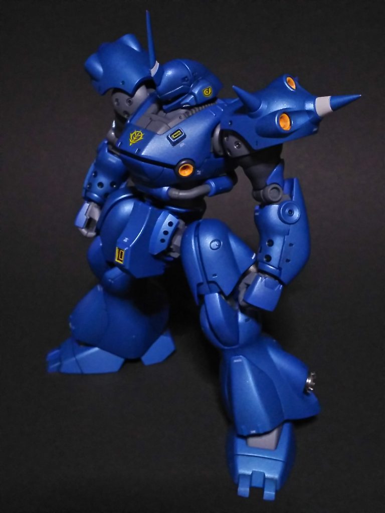 キットのジョイントパーツがABSということもあり、加工すると強度に不安があったので市販のディテールアップパーツ、ランナータグ、ランナー等を使い自作したジョイントを仕込みました。キットのパーツにたいして、股関節は左右で3㎜広げ、腰と胸部を繋ぐジョイントは、4㎜長く作成しています。