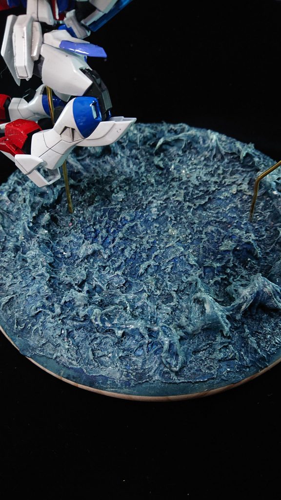 水面はモデリングペーストを盛り付け、塗装
その後メディティウムなどを塗りつけ立体感を出しました。