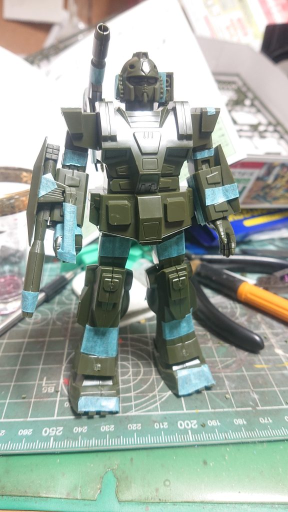 仮組みです。ピンが無く、接着剤必須なのでマスキングテープを使っています。