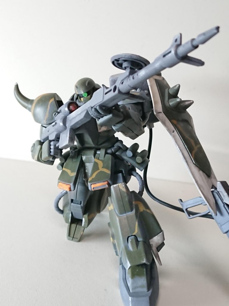 専用高エネルギー収縮火線ビームライフル
バスターのものを追加生産、改修したもので、ビーム突撃銃のバッテリーを追加することでビーム収縮率を上げ、狙撃銃として運用できる。単体でも高出力なビームライフルとして機能するが、長距離狙撃を目的としている側面が強い。