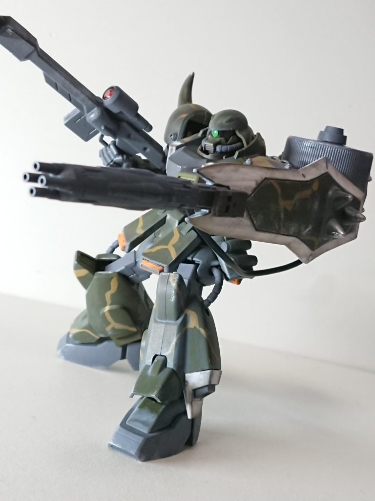 シールド一体型ビームガトリング「ガルム」
ザクウォーリア共通装備のシールドと連結する形で装備されるビームガトリング。機体からのエネルギー供給とバックパックエネルギータンクからの供給を選択でき、高い面制圧能力を持つ。前大戦時のmsならば、本装備だけでも十分対応可能とされるが、量産は検討されていないとされる。