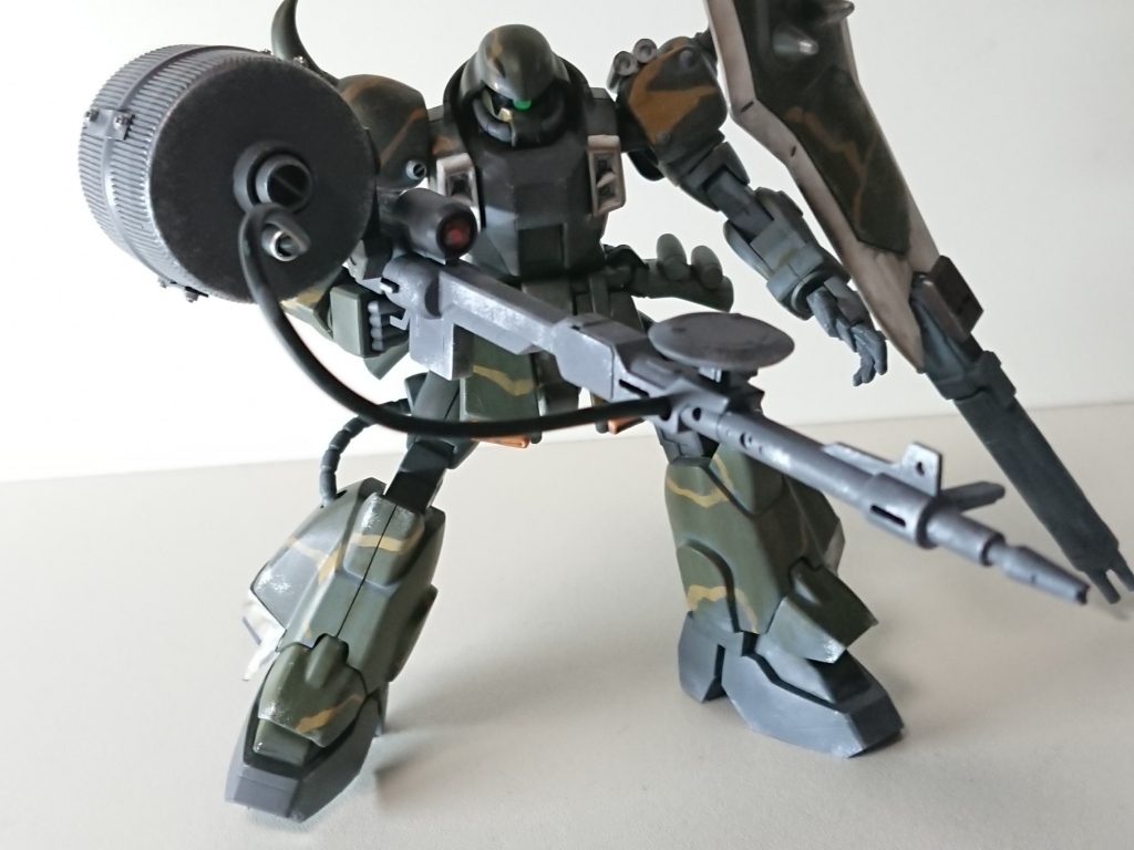 バックパックエネルギータンクを専用ライフルと接続させた状態。接続は設備を必要とせずmsのみで行えるが、換装作業は多少の時間を必要とするため敵前での作業は非推奨とされる。