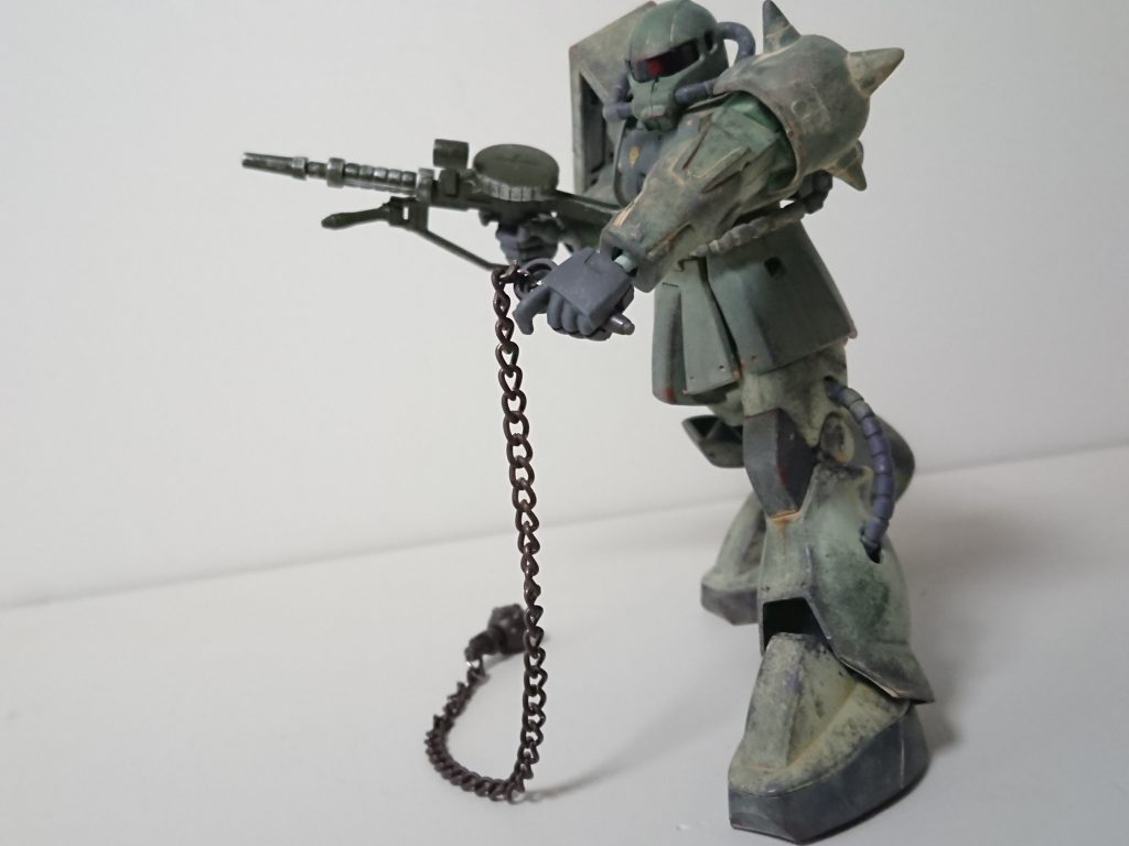 専用のチェーンハンマーを装備。通常はスパイクアーマーに巻き付けて担架。