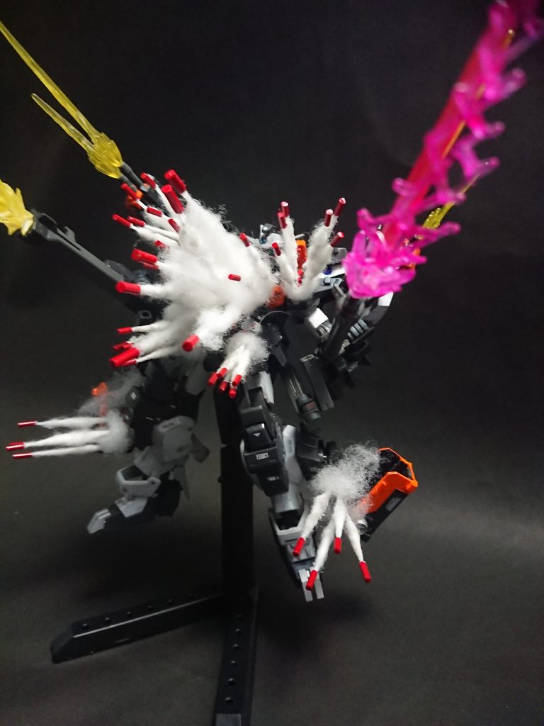 フルバースト！
本体に仕込んだ計40発のミサイルと両肩の４丁のビームライフル、腰のガンランチャーと大型ビームライフルによる一斉射撃