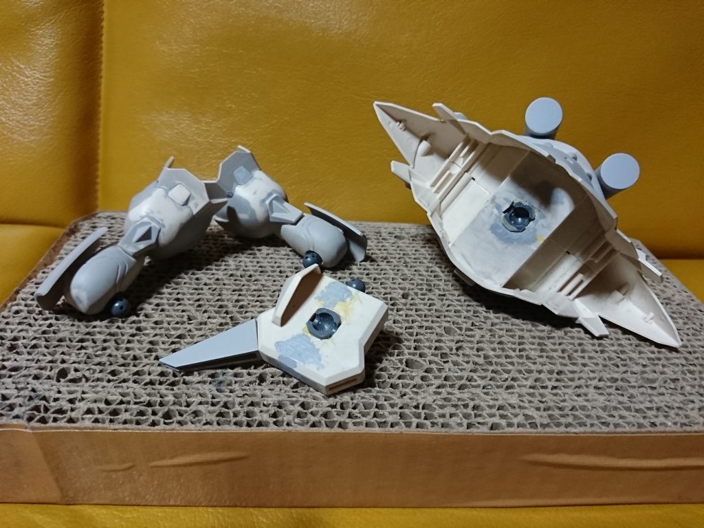 腰部分はボールデンアームアームズのボールジョイントを使ってかなり動くようになりました。