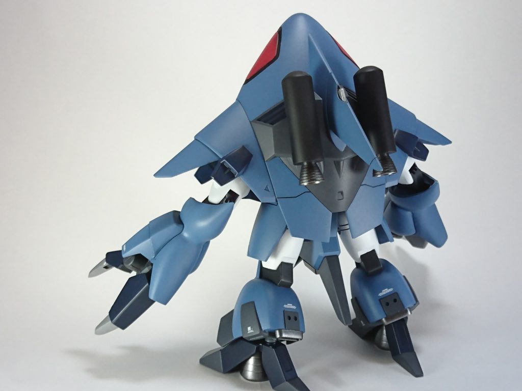 推進機もプラスして高機動型にしました。足の部分にも付いています。
膝はエナメル塗料で塗り分け。
バーニアなどはフレームメタリックで塗装しました。
腕はとある機体の一部をエポパテで少し形状変更しました。何の機体だと思いますか?正解は↓
