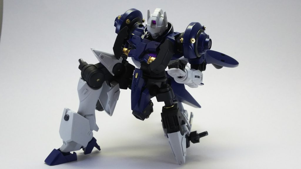 腕の間接をバインダーガンに付属している間接パーツ、
股関節に3mm軸の間接パーツを移植することで可動域を上げてみました。