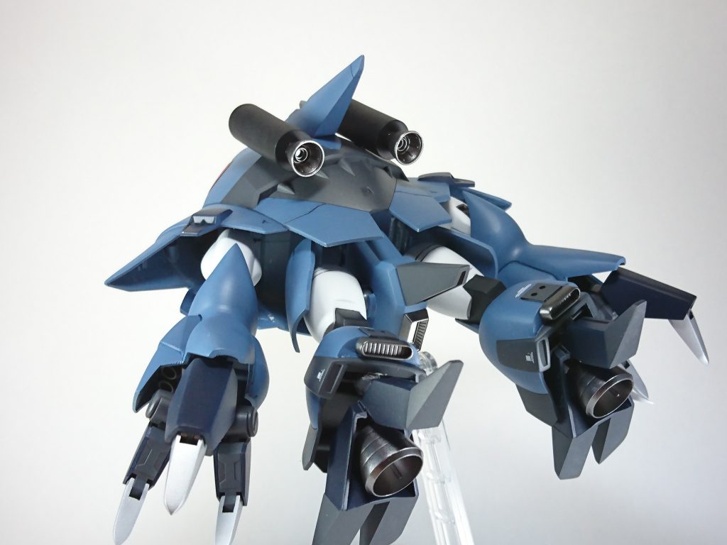 後ろ。バーニアがキラリと光って良いアクセント。