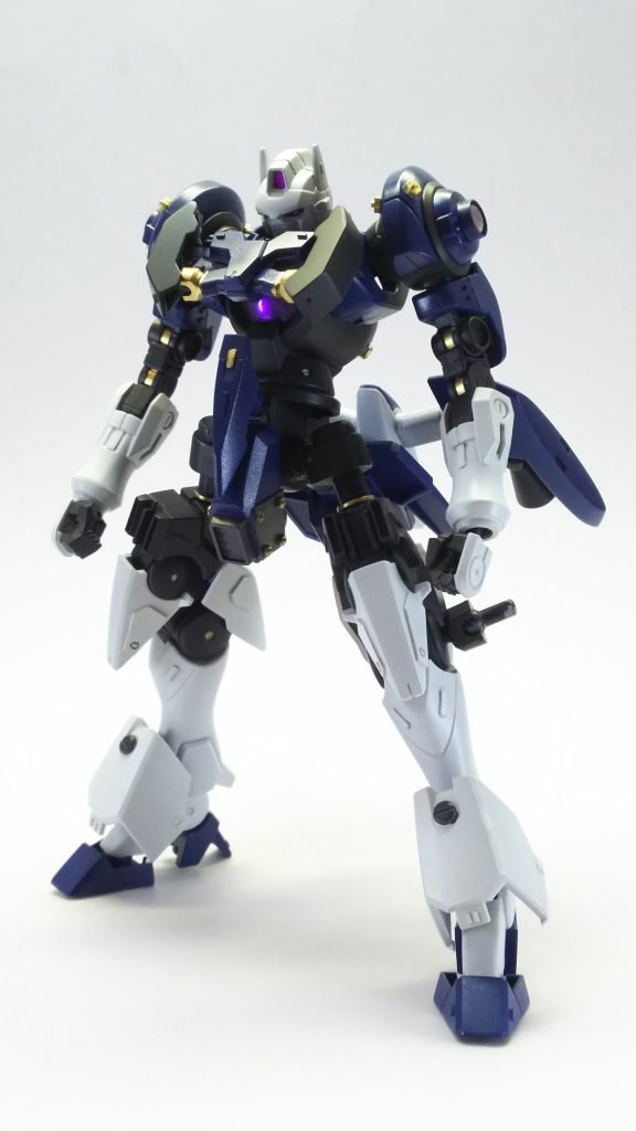 非武装の正面。
ミキシングとしては、
ベース機はジンクスⅢとなっており、
頭部・爪先にAGのGエグゼス、その他でジャンクパーツを組み合わせています。