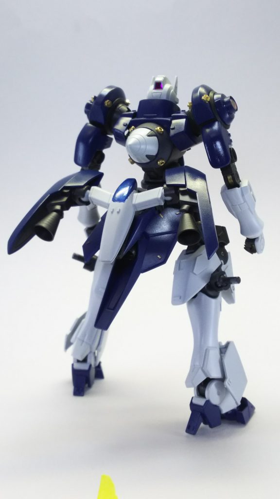 背面。
元々ジンクスの腰に装備されていた粒子放出のスラスターを後ろのスラスターに装着する形を取ることで下半身の稼働を改良してみました。