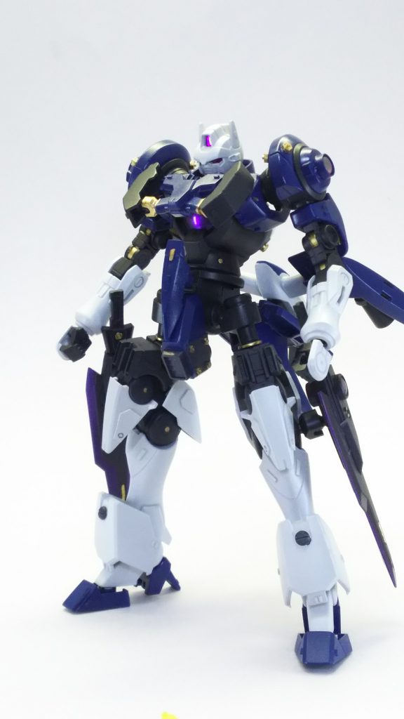 使用しないときは脚部に増設したボールジョイントに接続して、機体制御の役割を担います。