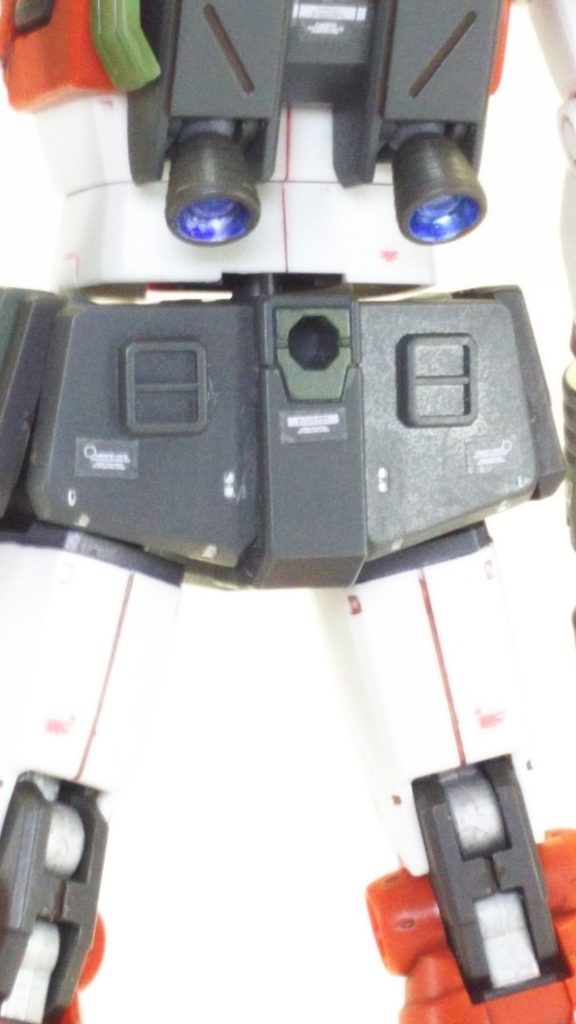 腰の後ろ。
黒一色でしたので、穴が空いている部分をジオングレーで塗装することでアクセントにしています。