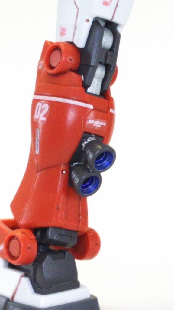 膝間接も同様にシルバー、またバーニア内部をメタリックブルーで塗装して金属感を上げてみてます。