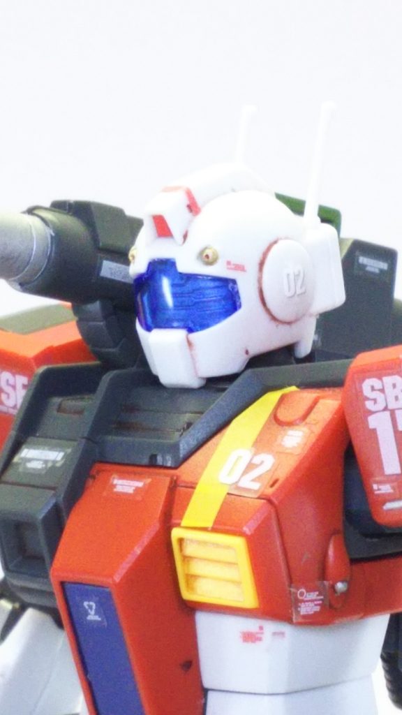 頭部のカメラ内部もシールを使わずシルバーで塗ることで落ち着いた感じにしています。
またバルカン砲もゴールドで塗装しています。