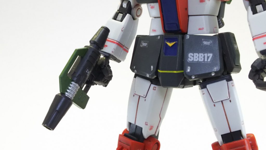 腰の正面。
下半身が黒一色で、寂しく感じたのでマーキングシールの余った黄色部分を切り取り、一本線を引いてみました。
またコクピットハッチ・腰部をティターンズブルーで塗装としてみました。