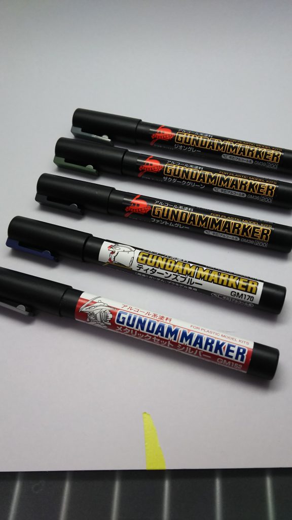 ちなみに今回は、部分塗装にはガンダムマーカーのみを使用しました。
撮り忘れていますが、メタリックブルーとゴールドもガンダムマーカーで塗装しました。