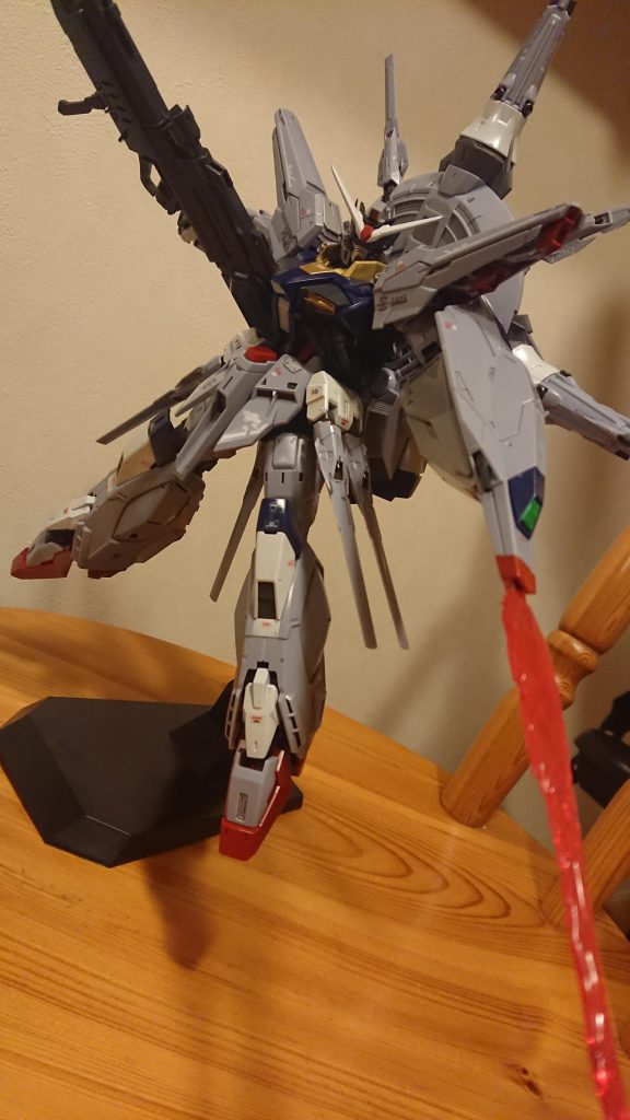 メチャカッコいい箱絵から受けた印象に従って、光沢スプレーで艶々に仕上げました！