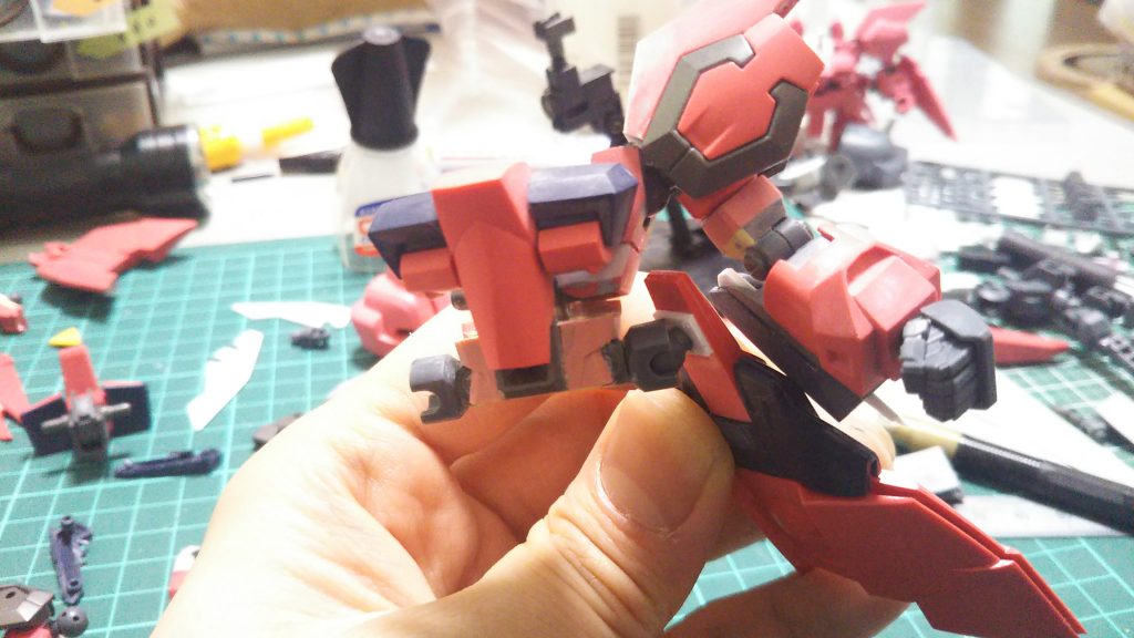 腰が固定されてたので軸の追加
肩とサイドアーマーの接続をボールジョイント化
横腹がスカスカな気がしたのでインジャの物を取り付けてます